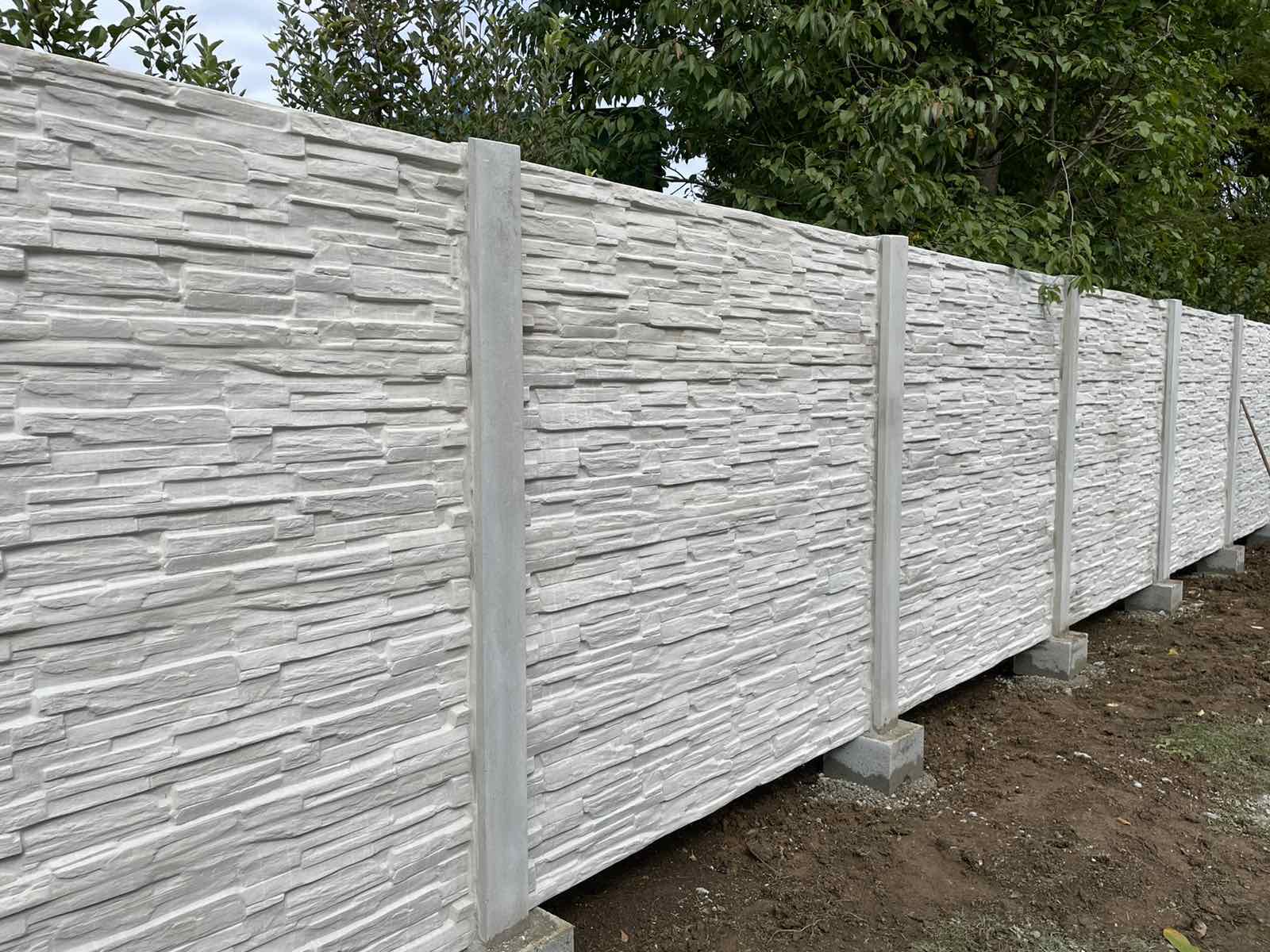 Stavba plot - betonové ploty LUNA-PLOTY